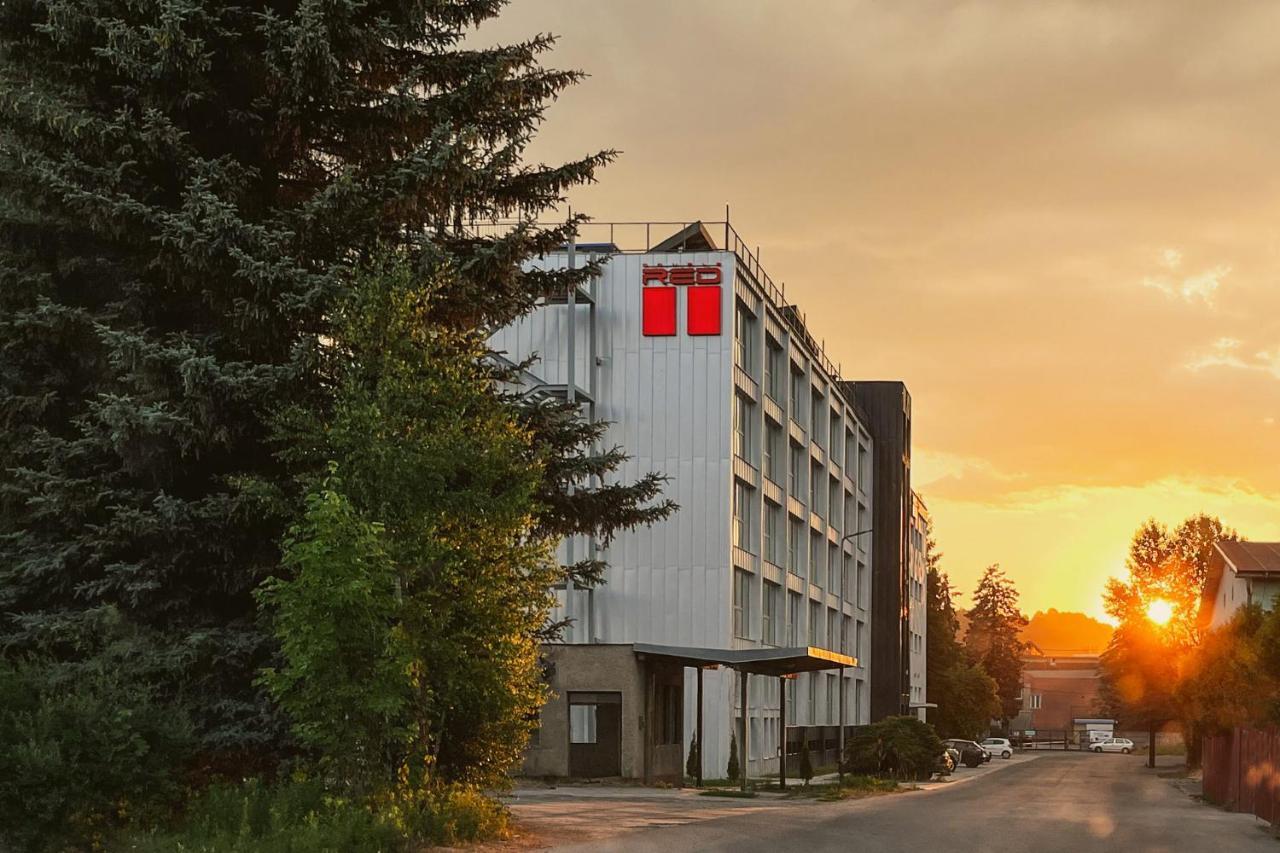 Hotel Double Red Cars Museum Brezno Dış mekan fotoğraf