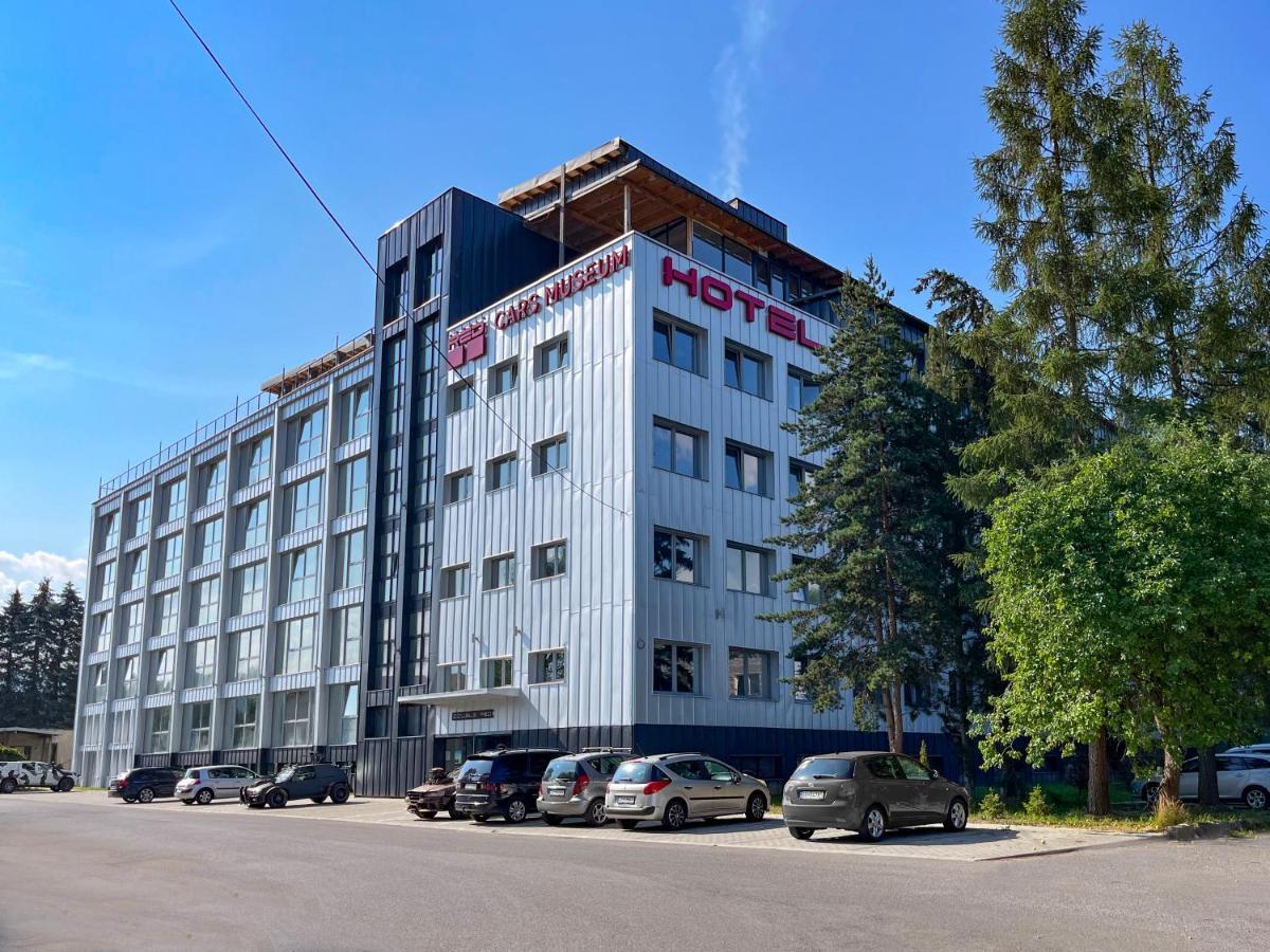 Hotel Double Red Cars Museum Brezno Dış mekan fotoğraf