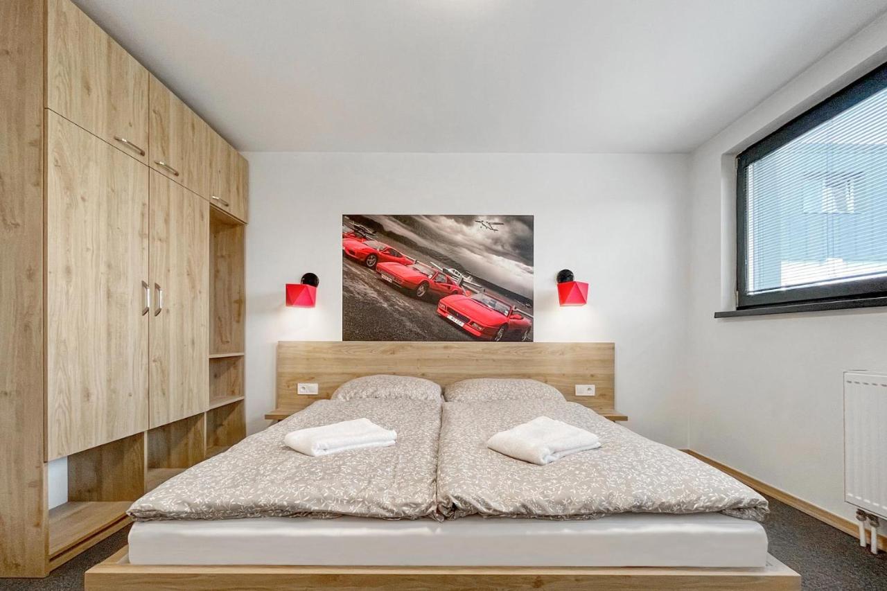 Hotel Double Red Cars Museum Brezno Dış mekan fotoğraf