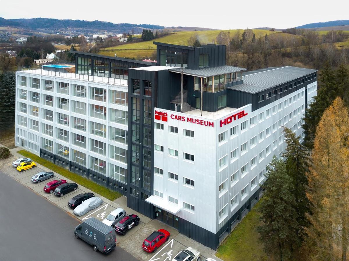 Hotel Double Red Cars Museum Brezno Dış mekan fotoğraf